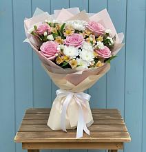 Букет цветов из:  Гвоздики, Орхидеи и Розы в Комсомольский Республики Дагестан