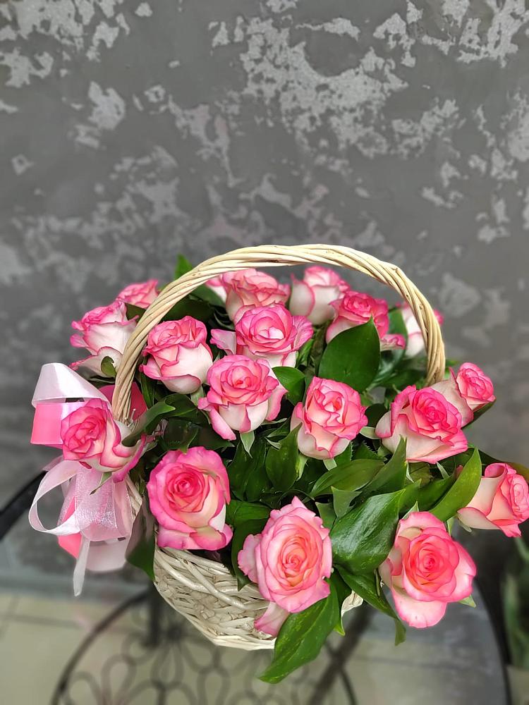 Цветочная композиция из Розы в корзине в Комсомольский Республики Дагестан