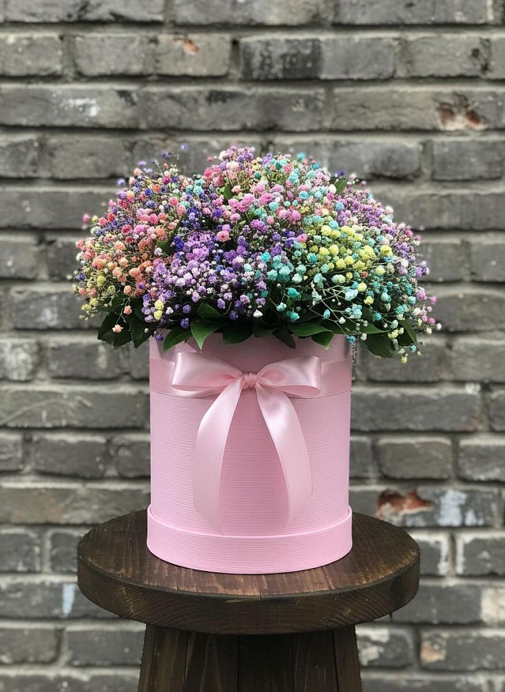 Цветочная композиция из Гипсофила и Розы в шляпной коробке в Комсомольский Республики Дагестан