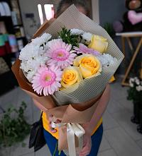 Букет цветов из:  Герберы, Розы и Хризантемы в Комсомольский Республики Дагестан