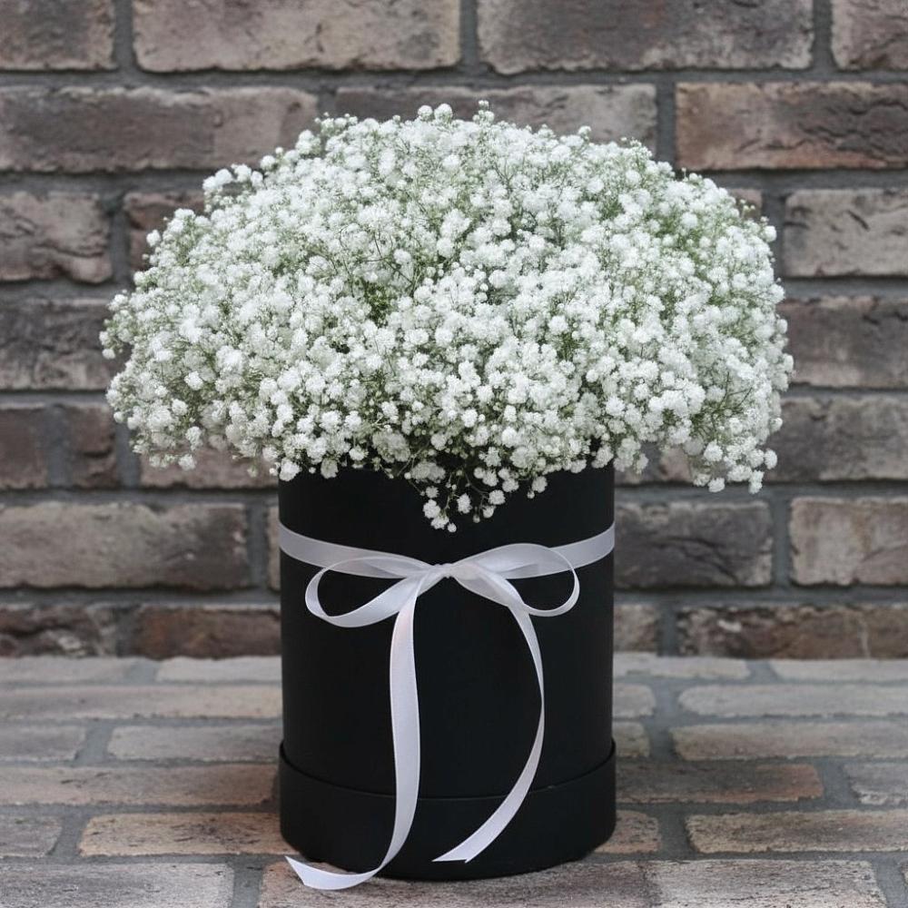 Цветочная композиция из Гипсофила в шляпной коробке в Комсомольский Республики Дагестан