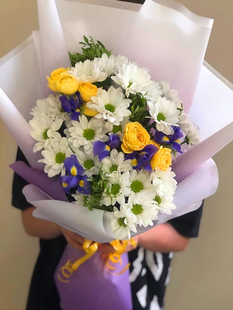 Букет цветов из: Ирисы, Хризантемы и Розы в Комсомольский Республики Дагестан