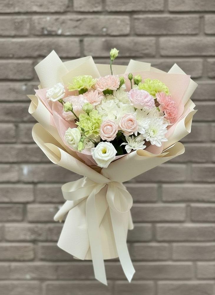 Букет цветов из: Гвоздики, Розы, Лизиантусы и Хризантемы в Комсомольский Республики Дагестан