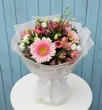 Букет цветов из:  Герберы, Альстромерии и Лизиантусы в Комсомольский Республики Дагестан