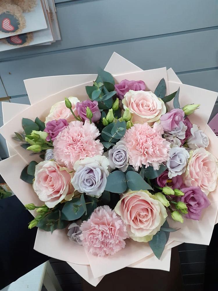 Букет цветов из: Розы, Гвоздики и Лизиантусы в Комсомольский Республики Дагестан