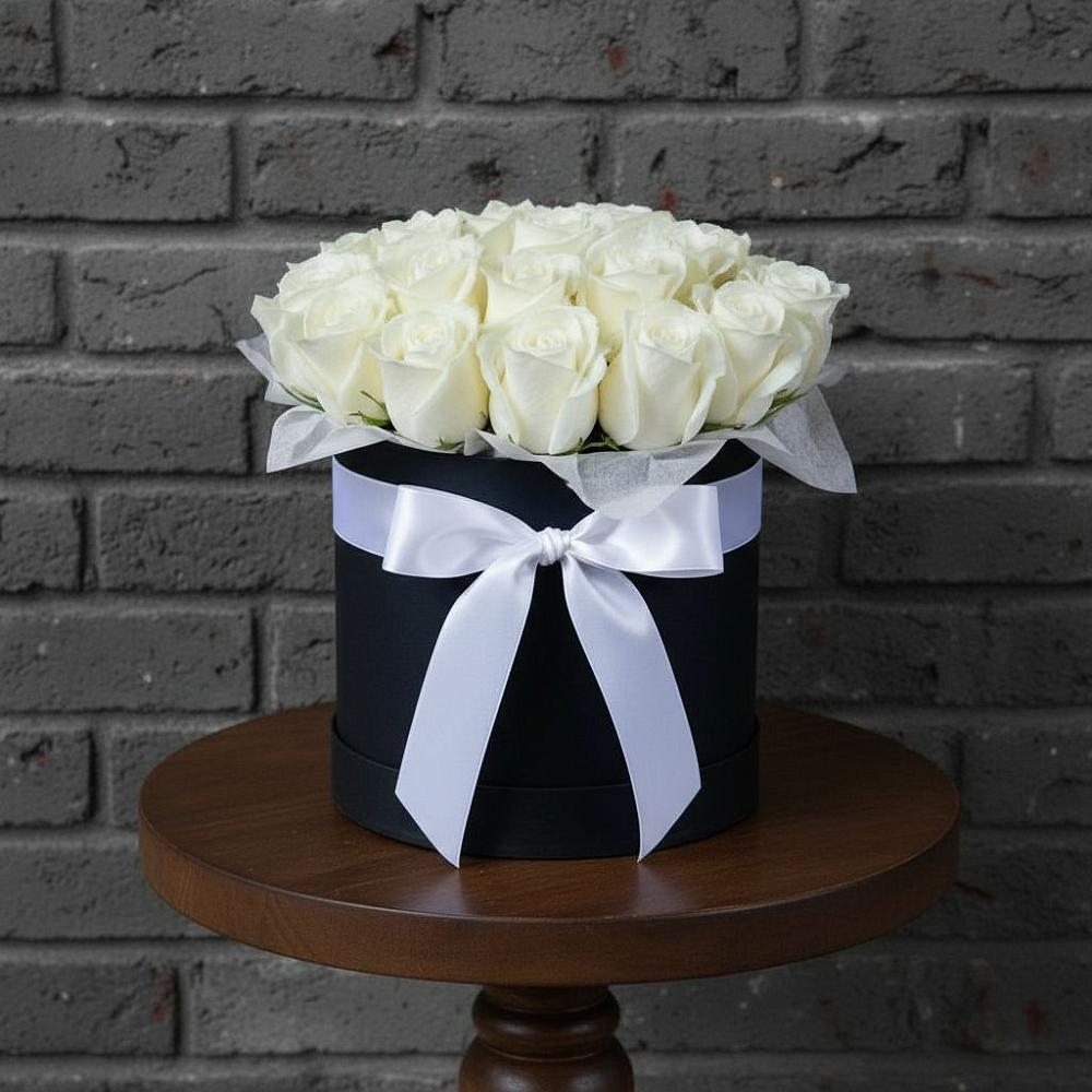 Цветочная композиция из Розы в шляпной коробке в Комсомольский Республики Дагестан